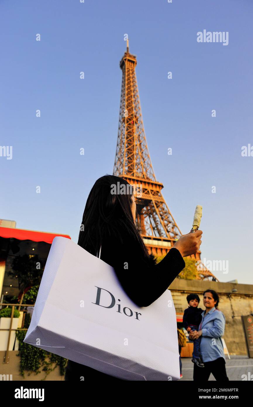 Paris (75) 7eme. Arrondissement, Tourist Chinoise devant la Tour Eiffel Stockfoto