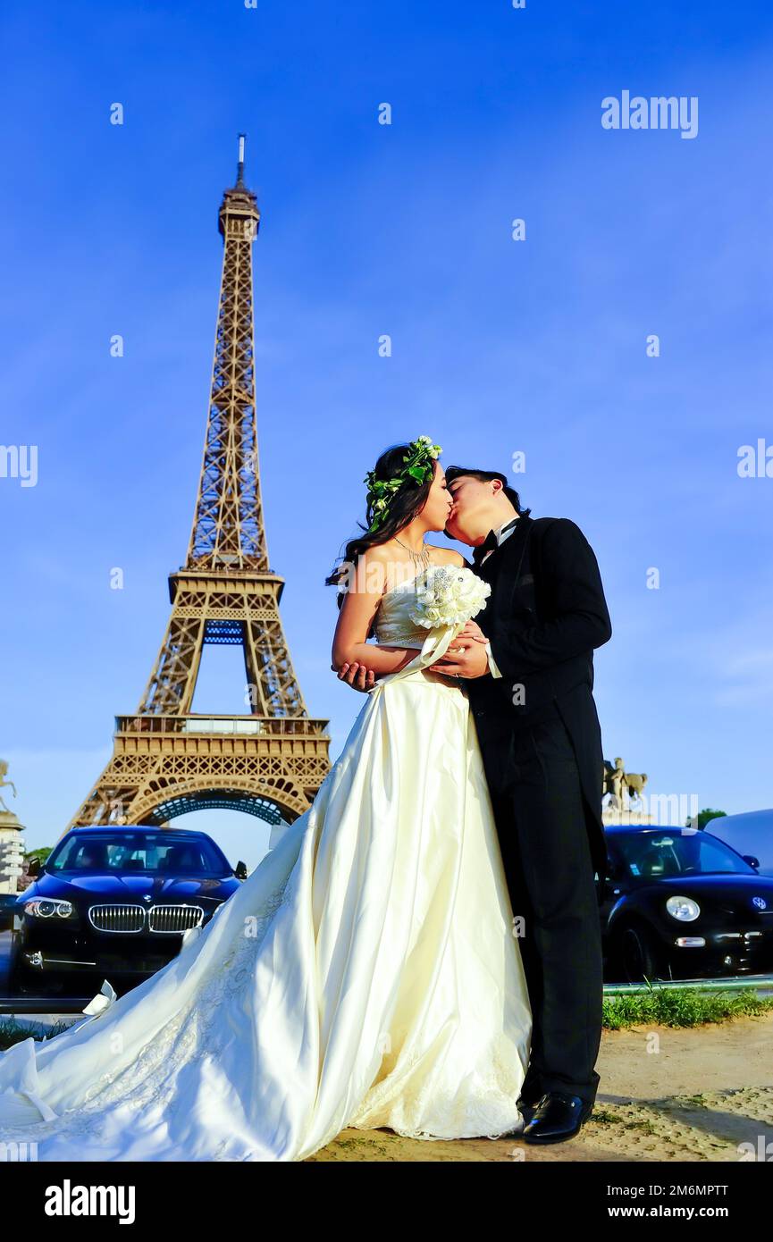 Paris (75) 7 et 16 ème Arrondissement, Tour Eiffel depuis les Jardins du Trocadéro, mariage de touristes chinois Stockfoto