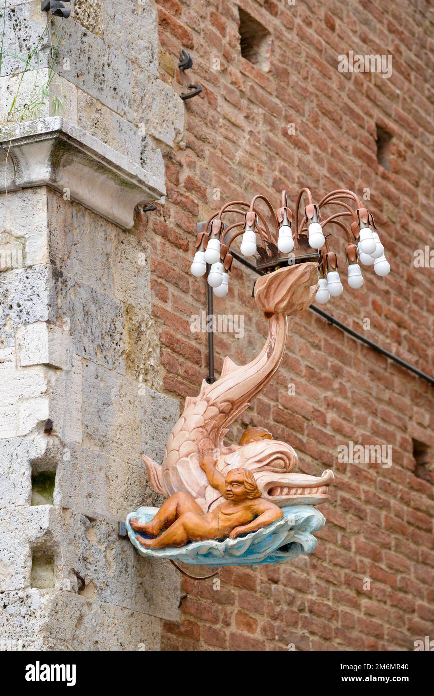 SIENA, TOSKANA, ITALIEN - MAI 18 : kunstvoll verzierte Leuchte in Siena Italien am 18. Mai 2013 Stockfoto
