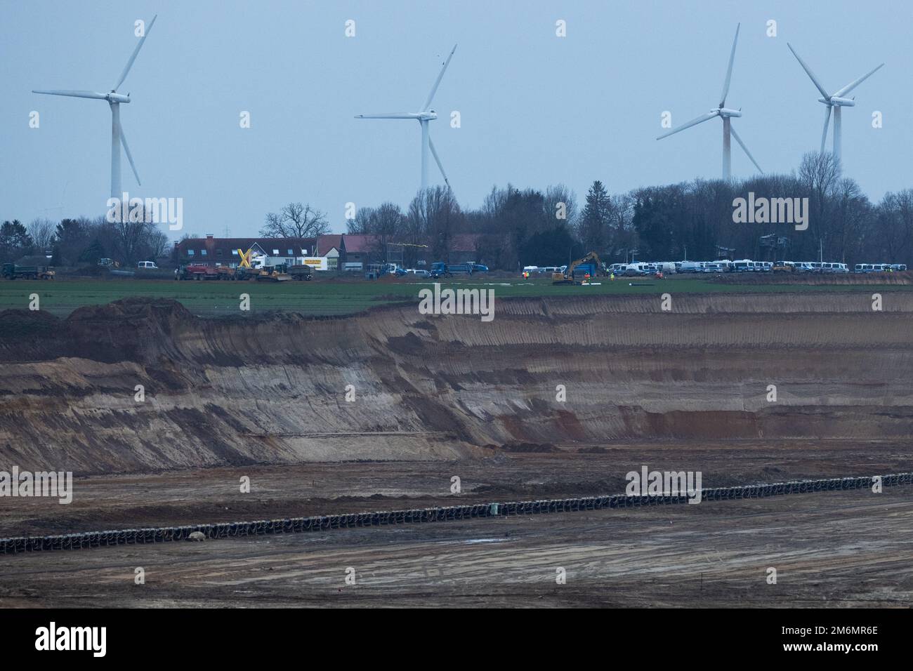 05. Januar 2023, Nordrhein-Westfalen, Jackerath: Blick auf das Braunkohlebergwerk Garzweiler II in der Nähe von Lützerath, wo das Energieunternehmen RWE mit Unterstützung der Polizei Vorbereitungen zur Räumung des Dorfes trifft. Foto: Rolf Vennenbernd/dpa Stockfoto