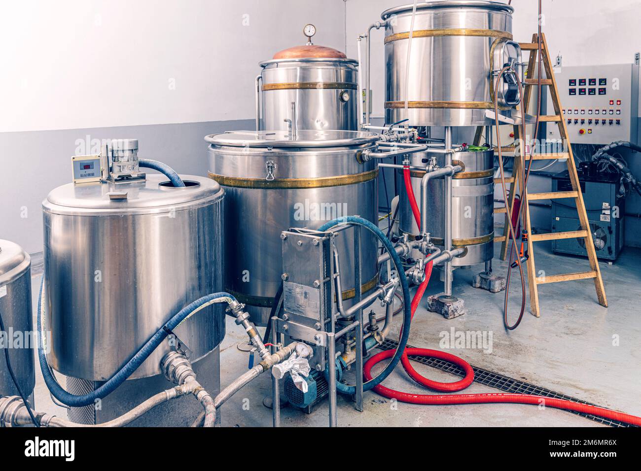 Craft-Bier-Produktionslinie in einer kleinen privaten Brauerei Stockfoto
