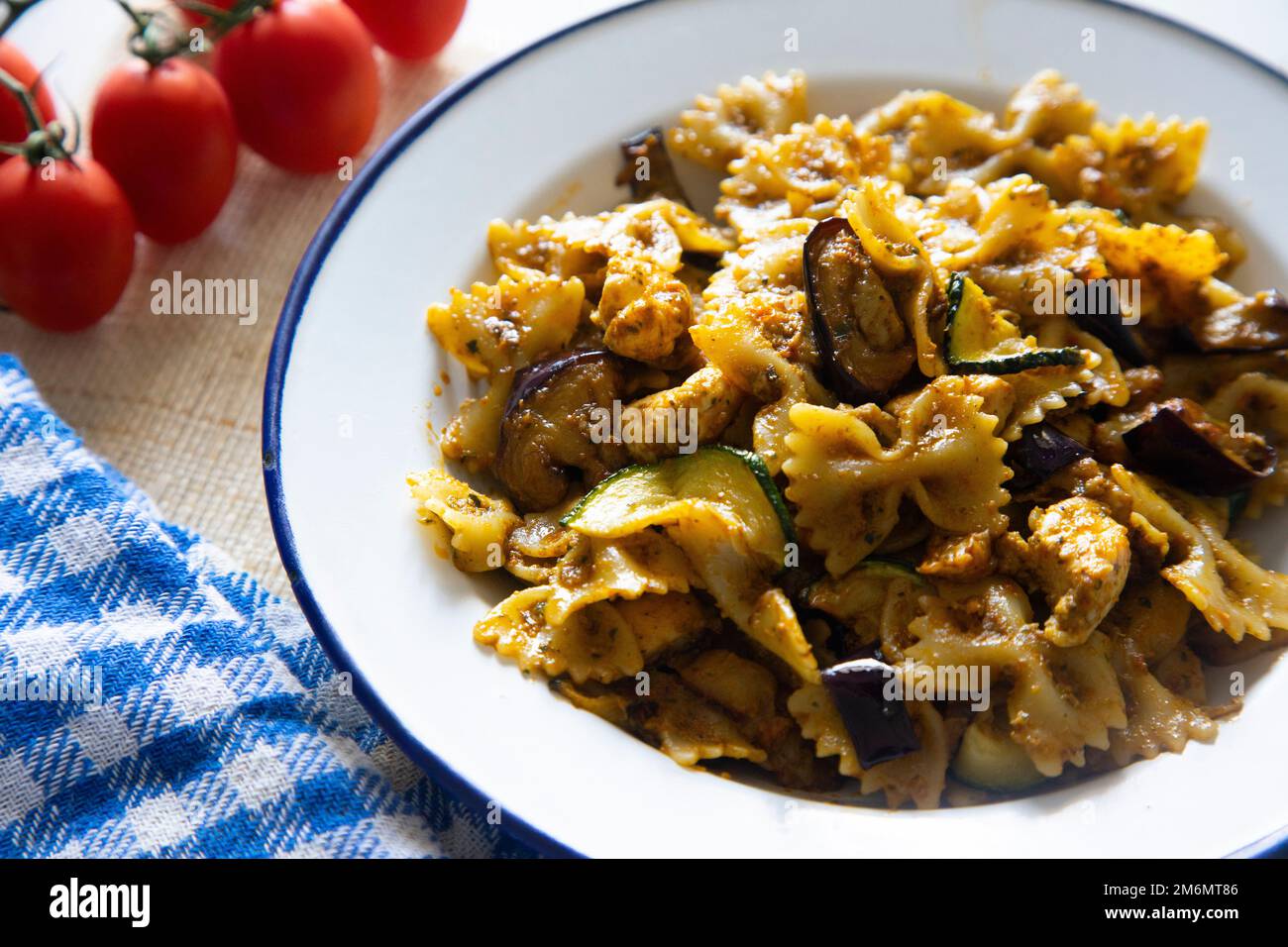 Pappardelle mit Aubergine. Frische italienische Pasta mit Gemüse. Stockfoto