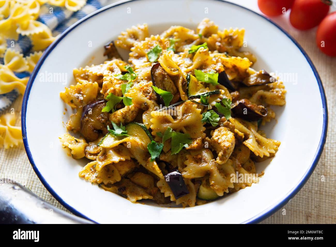 Pappardelle mit Aubergine. Frische italienische Pasta mit Gemüse. Stockfoto
