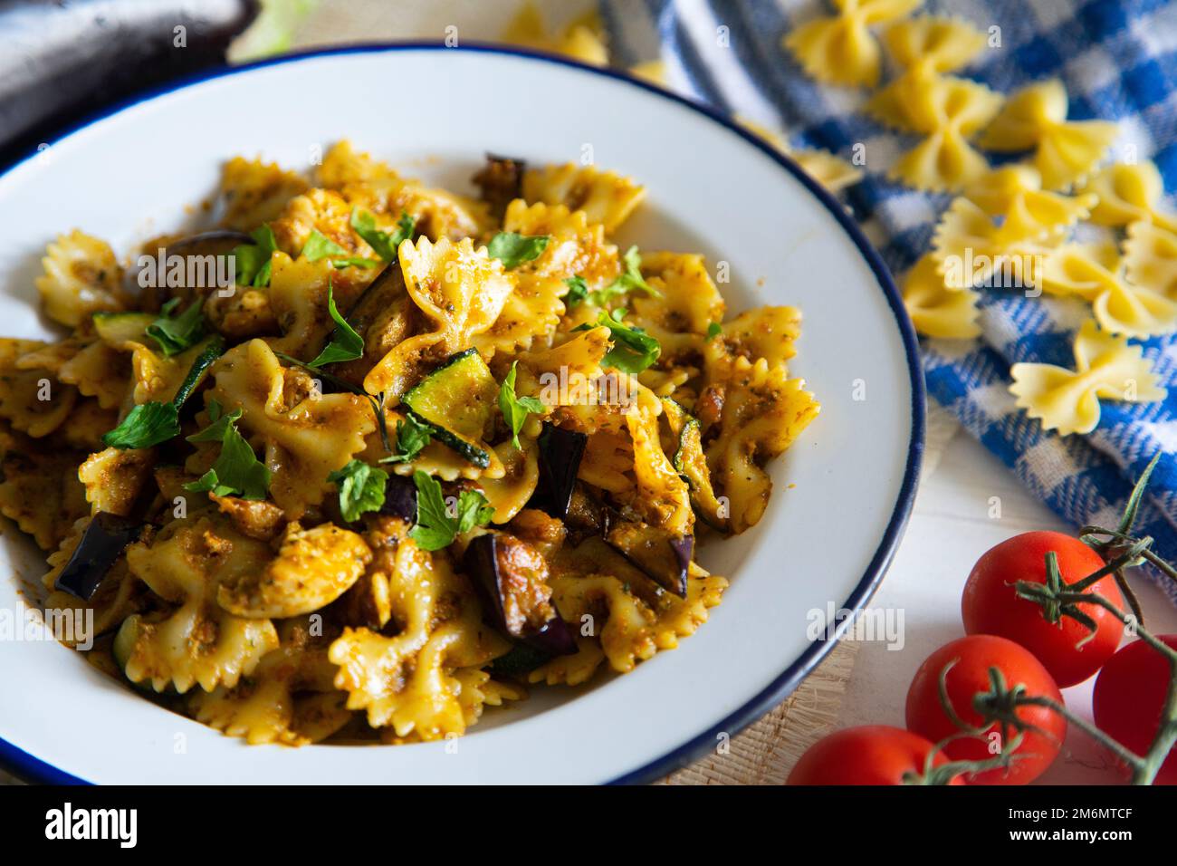 Pappardelle mit Aubergine. Frische italienische Pasta mit Gemüse. Stockfoto