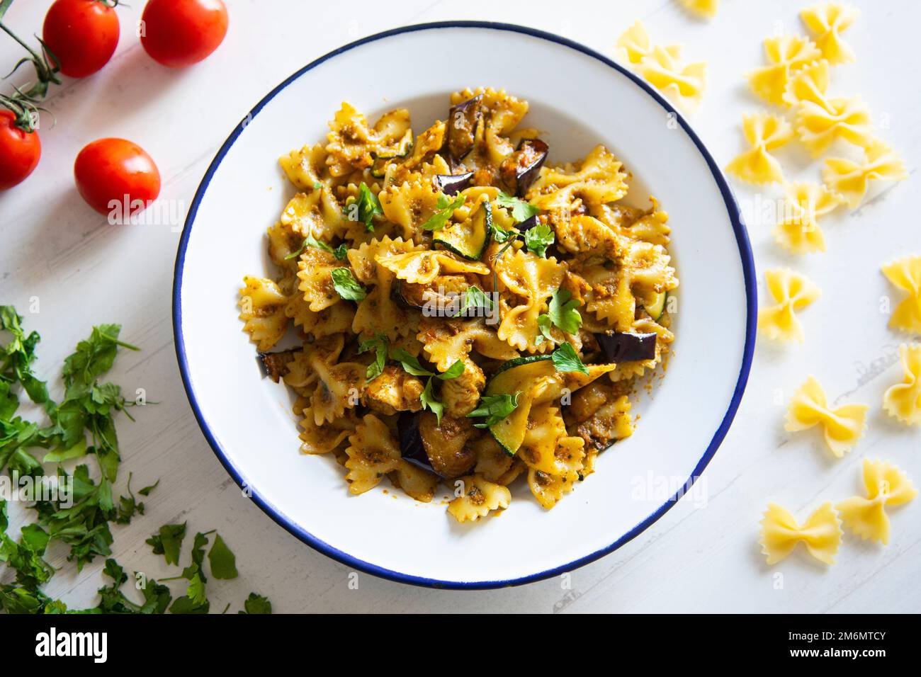 Pappardelle mit Aubergine. Frische italienische Pasta mit Gemüse. Stockfoto