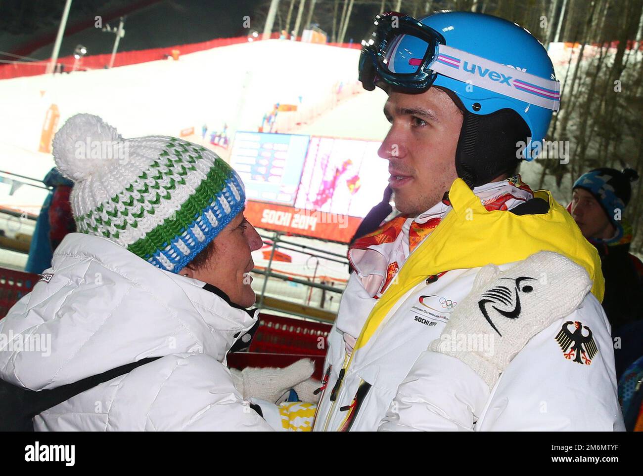 Krasnaja Poljana, Russland. 22. Februar 2014. Felix Neureuther und seine Mutter Rosi Mittermaier aus Deutschland nach dem Slalom-Lauf 2 im Rosa Khutor Alpine Center bei den Olympischen Spielen 2014 in Sotschi. Die deutsche SkiIkone Mittermaier ist gestorben. Die ehemalige Skifahrerin starb am Mittwoch 'nach einer schweren Krankheit' im Alter von 72 Jahren, ihre Familie gab Donnerstag bekannt. Kredit: Picture Alliance/dpa/Alamy Live News Stockfoto