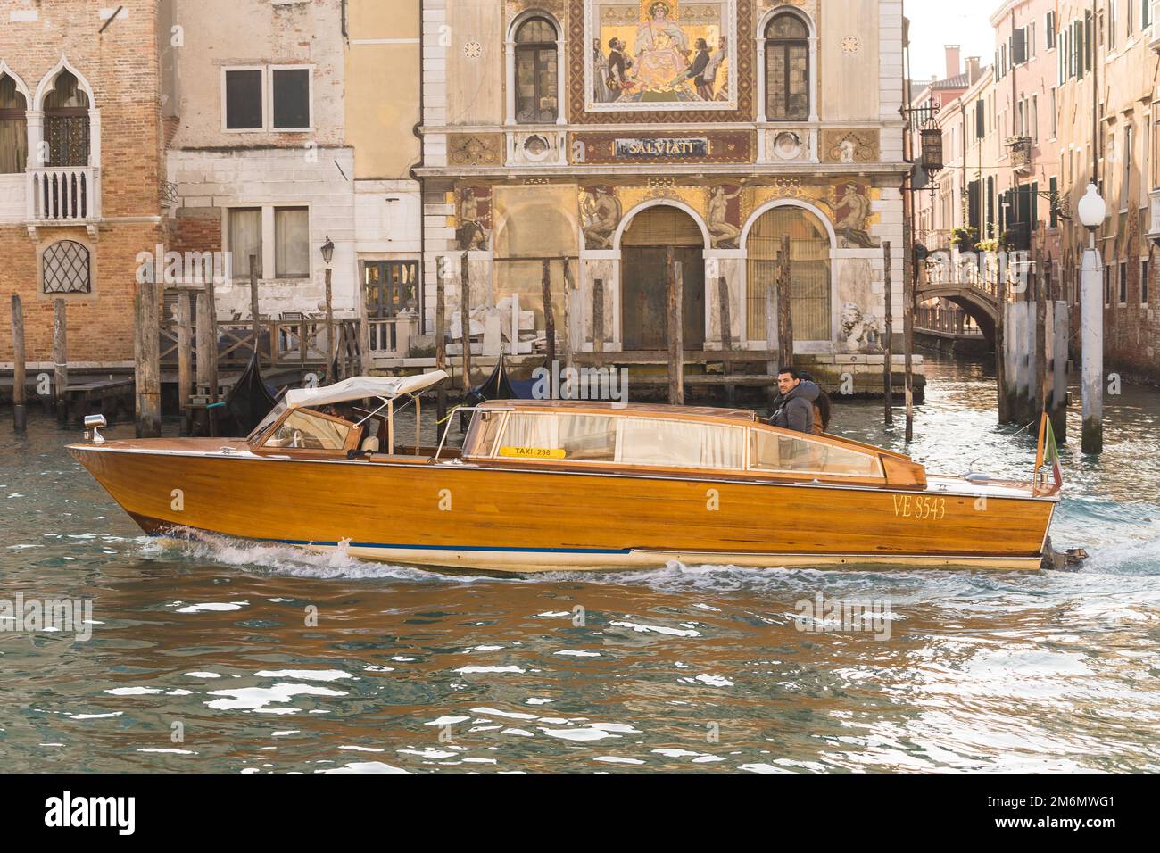 Wunderschöne alte Fassade und Boote in Venedig, Italien Stockfoto