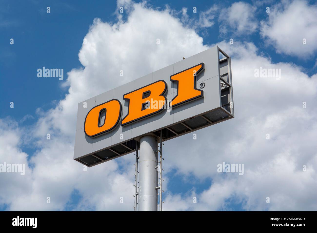 Banska Bystrica, Slowakei - 16. Juli 2022 : OBI-Ladenschild. OBI ist einer der größten Hardware- und Do-it-yourself-Einzelhändler Stockfoto