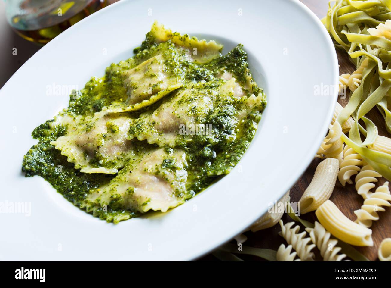 Pasta Pesto. Pesto ist ein typisches Gewürz oder eine Sauce aus