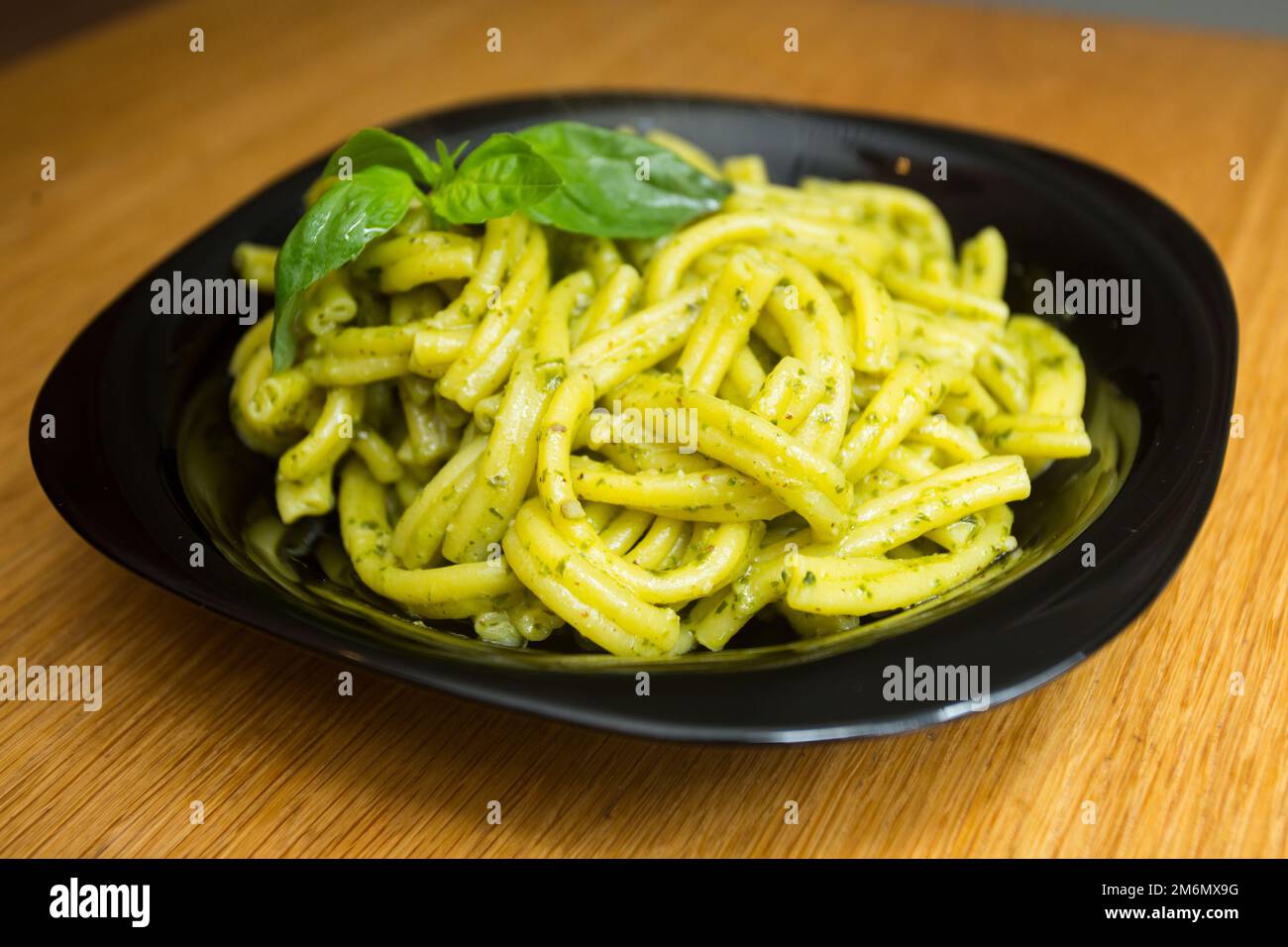 Pasta Pesto. Pesto ist ein typisches Gewürz oder eine Sauce aus Ligurien. Sein Hauptbestandteil ist Basilikum oder besser Genovesisches Basilikum. Stockfoto