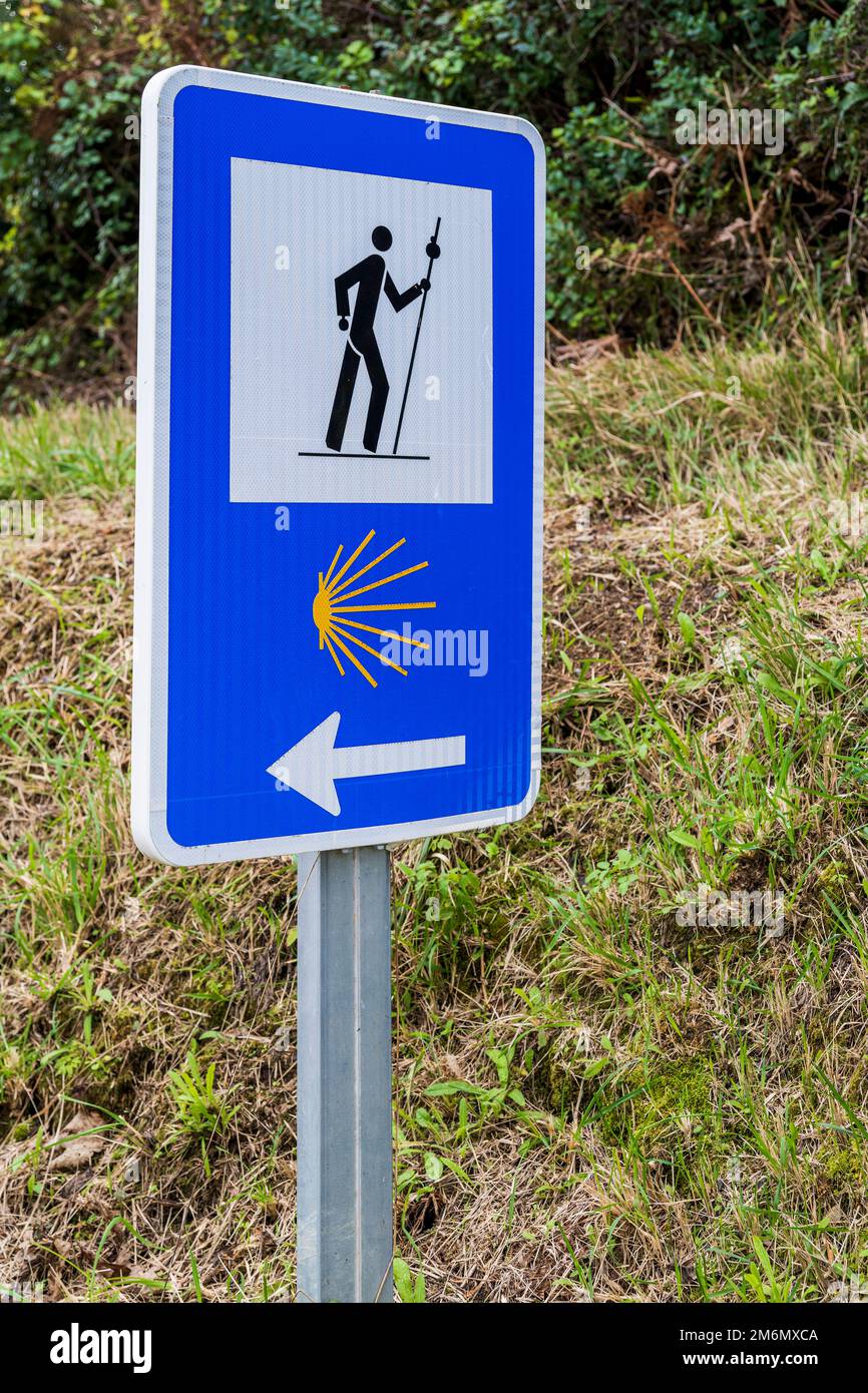 Schild, das den Weg des Heiligen James oder Camino de Santiago, Colunga, Asturien, Spanien, markiert Stockfoto