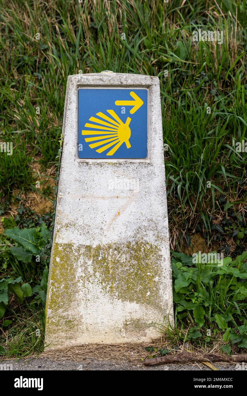 Schild, das den Weg des Heiligen James oder Camino de Santiago, Colunga, Asturien, Spanien, markiert Stockfoto