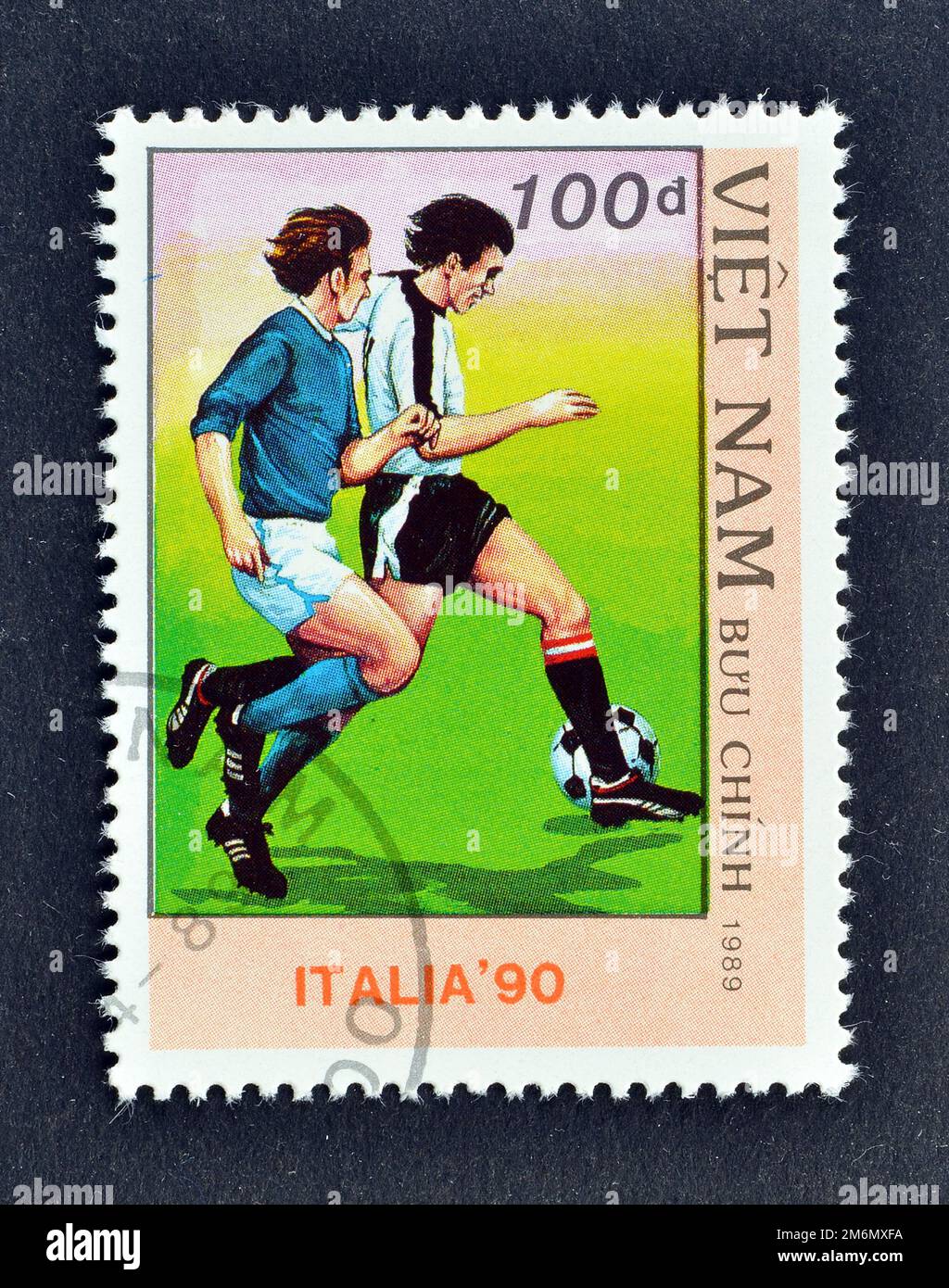 Stornierter Briefmarken, gedruckt von Vietnam, der die Fußball-Weltmeisterschaft 1990 zeigt, Italien, um 1989. Stockfoto
