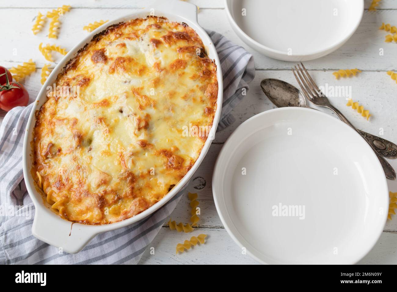 Pasta-Auflauf mit Fusilli-Nudeln, Bolognese und Béchamel-Sauce ...
