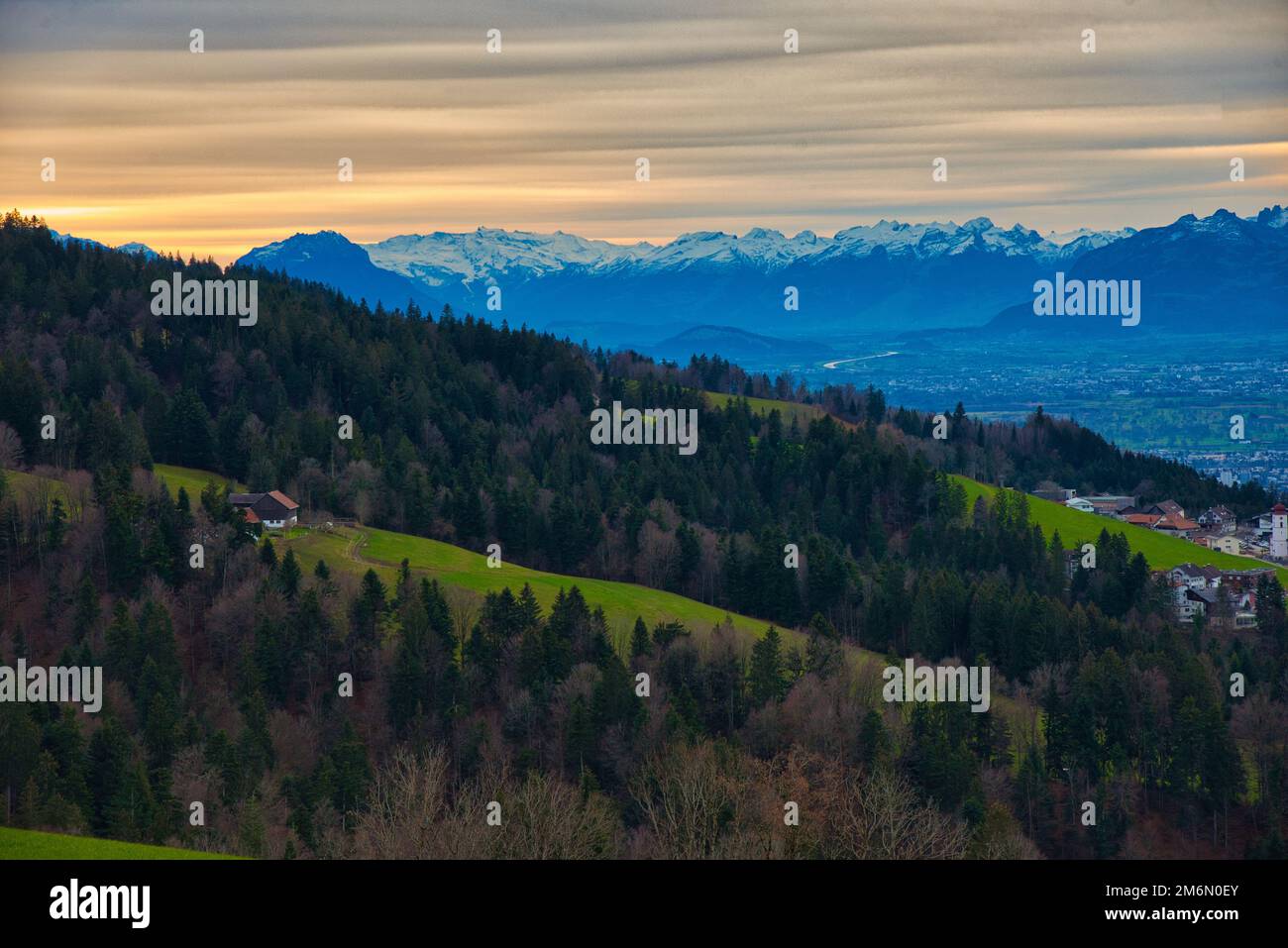 Blick auf Bregenz in Österreich von den Höhen des Bodensees Stockfoto