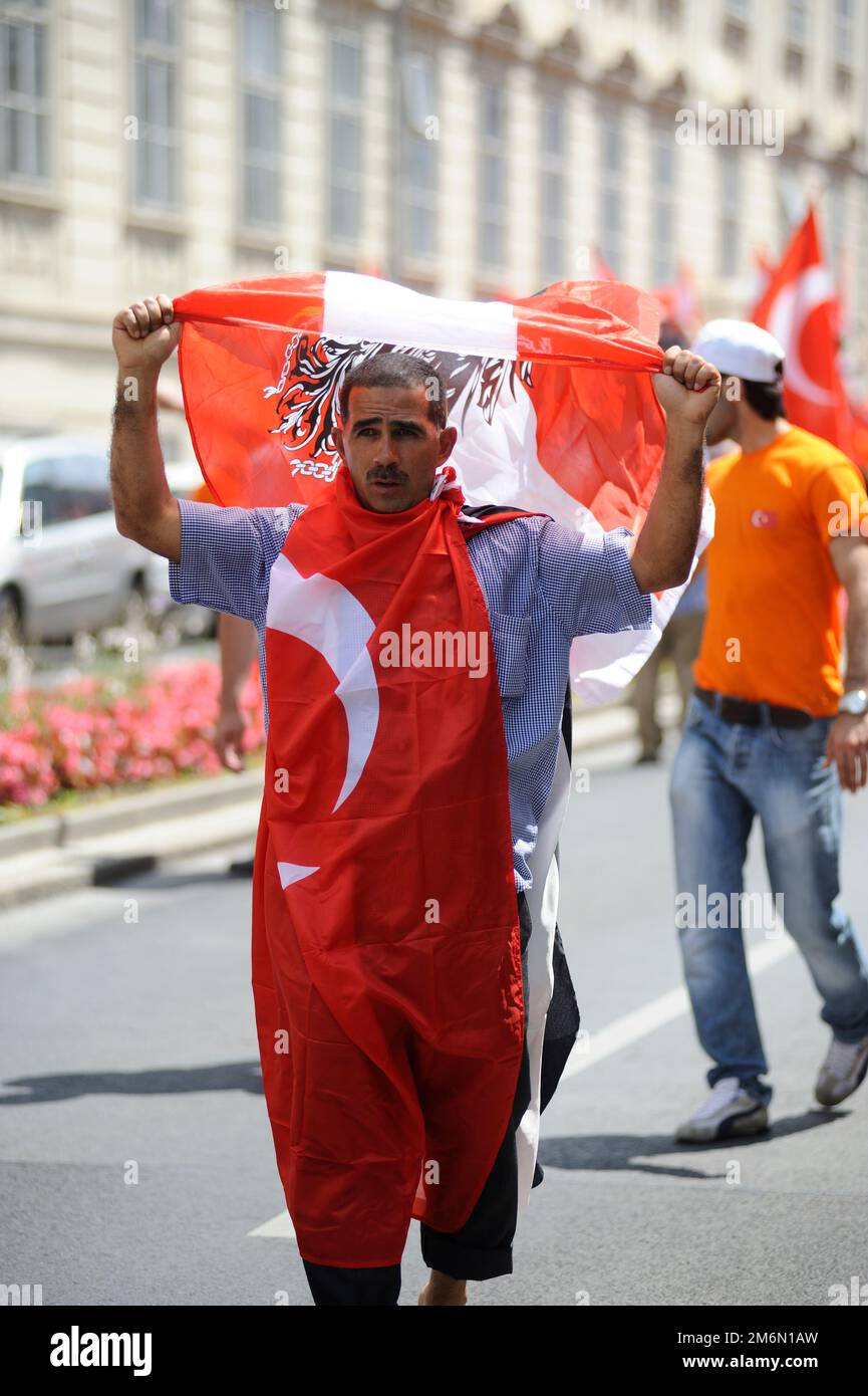 Wien, Österreich. 23. Juni 2013. Nach Angaben der Behörden demonstrierten am Sonntag in Wien mehr als 8.000 Menschen für den türkischen Ministerpräsidenten Recep Tayyip Erdogan Stockfoto