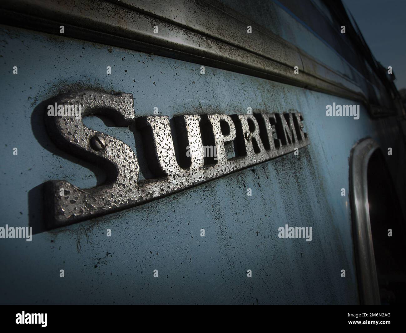 Ironisches altes Metallabzeichen, das "Supreme" sagt Stockfoto