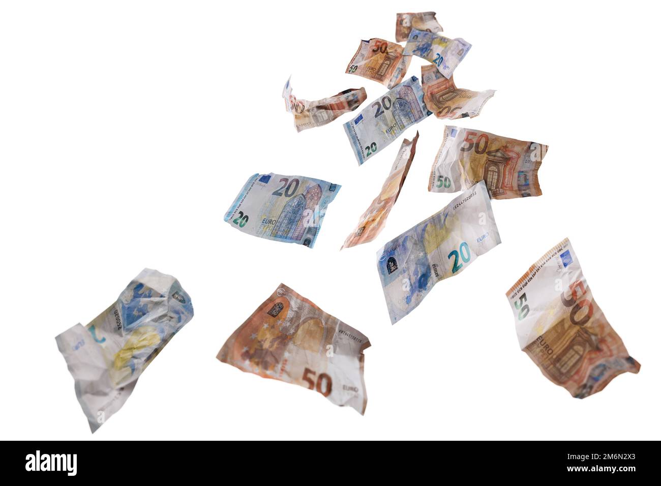 Fünfzig und zwanzig Papierbanknoten in Euro-Währung fliegen nach unten, Geldkonzept für glückliche Finanzen, Geschäftserfolg, Investitionen oder Lotteriegewinn, isoliert Stockfoto