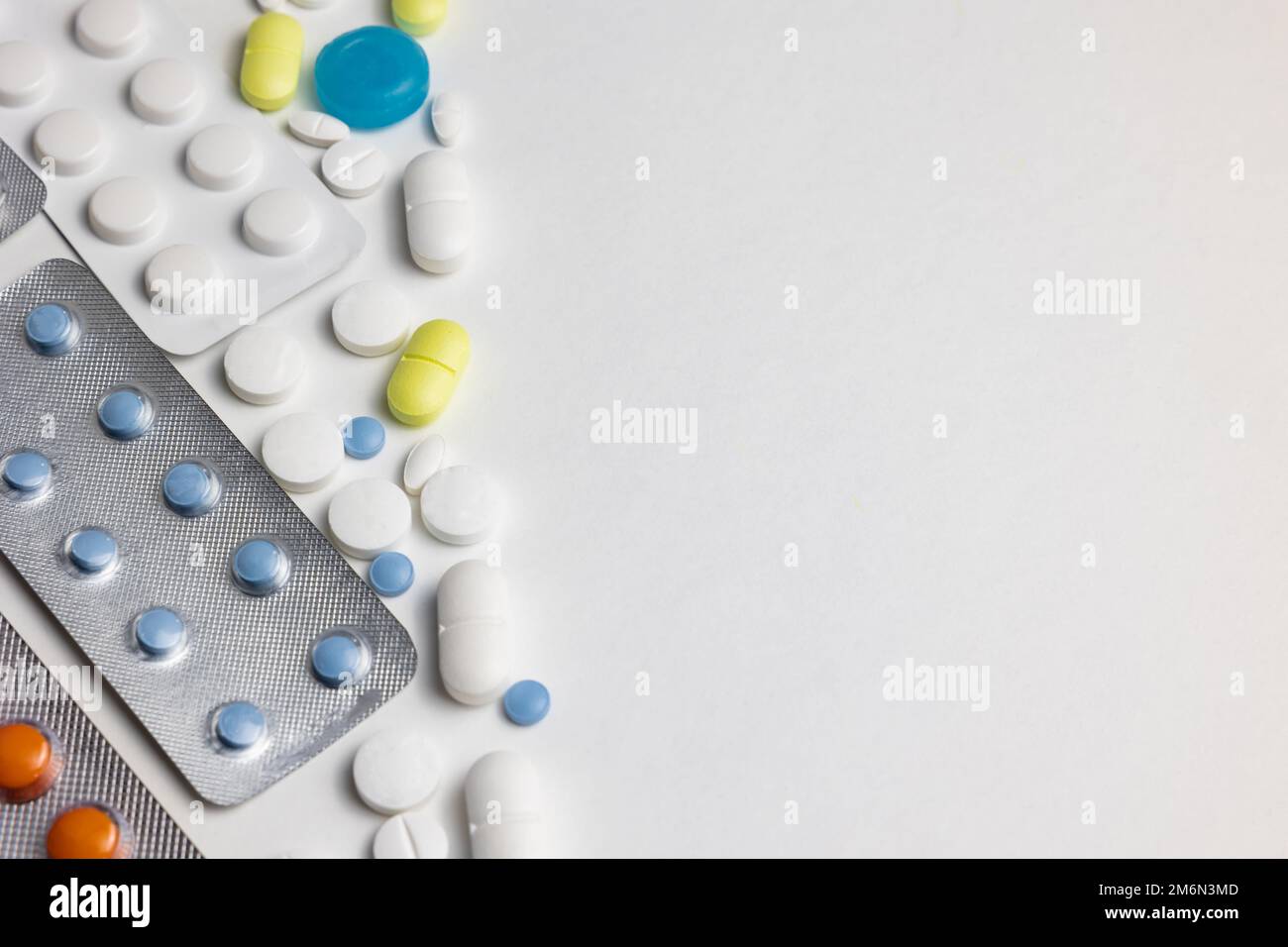 Kapseln oder Tabletten oder Pillen isoliert auf weißem Hintergrund. Gesundheitsfürsorge oder Medizin oder Pharmakologie Konzeptfoto. Stockfoto