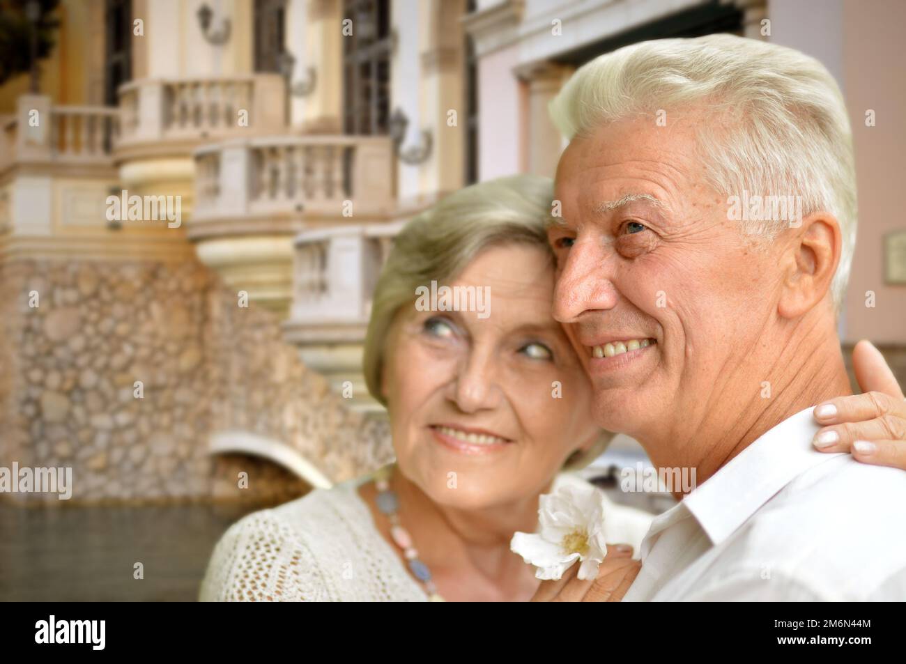 Glückliches altes Paar, das sich an der Skyline von Las Vegas umarmt Stockfoto