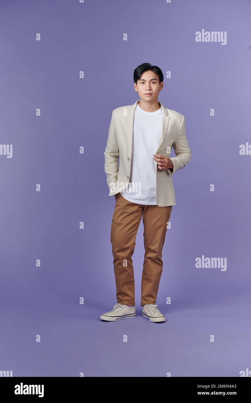 Cooles Modemodell mit einer Hand in der Tasche Stockfoto