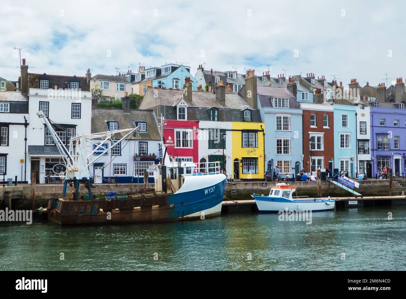 Weymouth Harbour, Dorset, Vereinigtes Königreich: Ein geschäftiger kleiner Hafen, in dem kommerzielle Fischereifahrzeuge am Kai vor Anker liegen Stockfoto