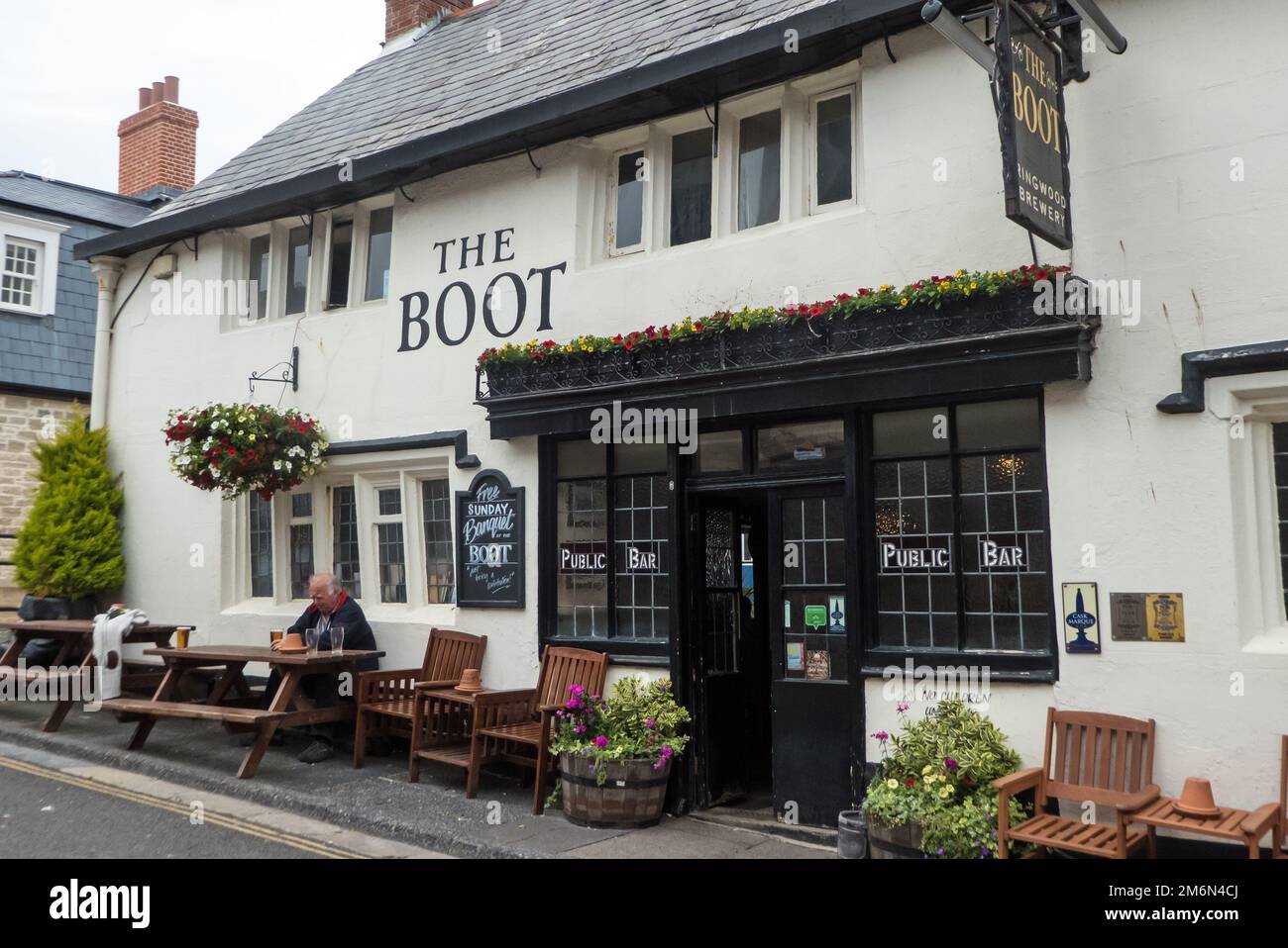 Traditioneller Pub „The Boot“, High W Street, Weymouth, Dorset, Großbritannien: Gemütliche und charaktervolle Taverne aus dem 14. Jahrhundert und Weymoths ältester Pub. Stockfoto