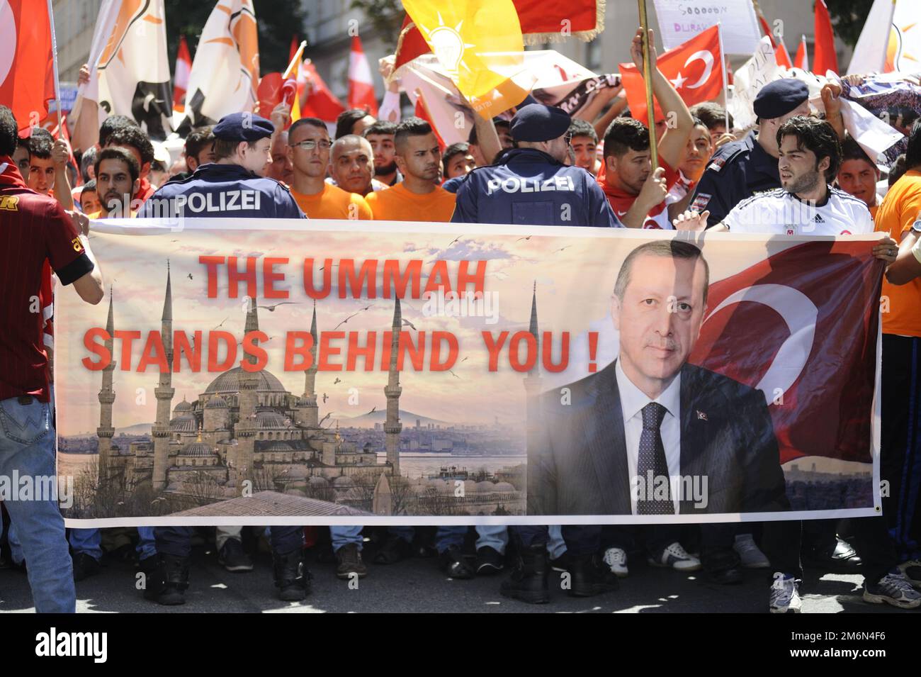 Wien, Österreich. 23. Juni 2013. Nach Angaben der Behörden demonstrierten am Sonntag in Wien mehr als 8.000 Menschen für den türkischen Ministerpräsidenten Recep Tayyip Erdogan Stockfoto