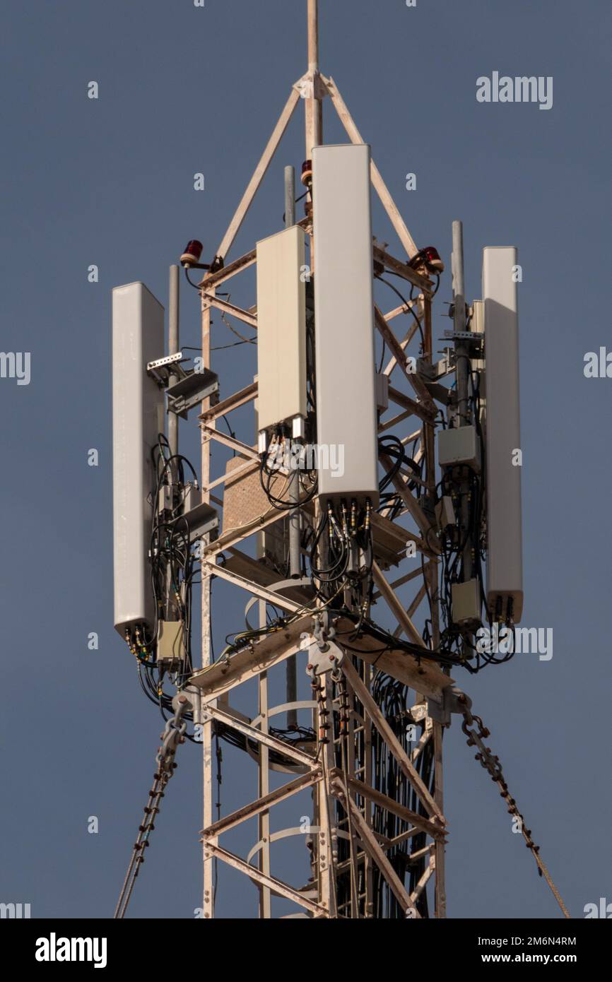 Antennenmast für mobile Funkkommunikation vor einem blauen Himmel Stockfoto