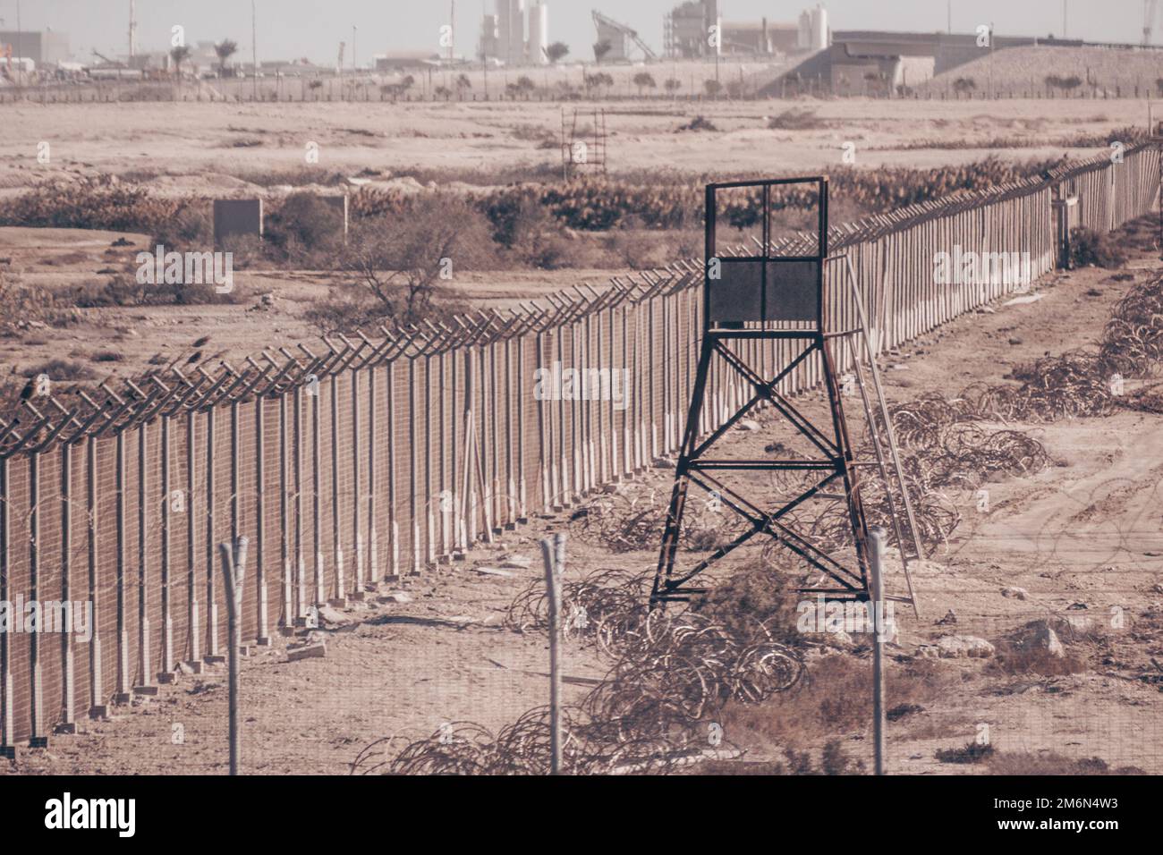 Fanatismus, Stacheldraht und Wachturm. Nicht passierbare militärische Zone. Stockfoto