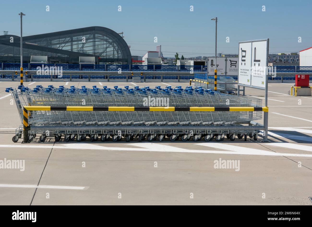 Bratislava, Slowakei - 4. August 2022 : IKEA-Einkaufswagen oder -Wagen. IKEA ist der weltweit größte Möbeleinzelhändler Stockfoto