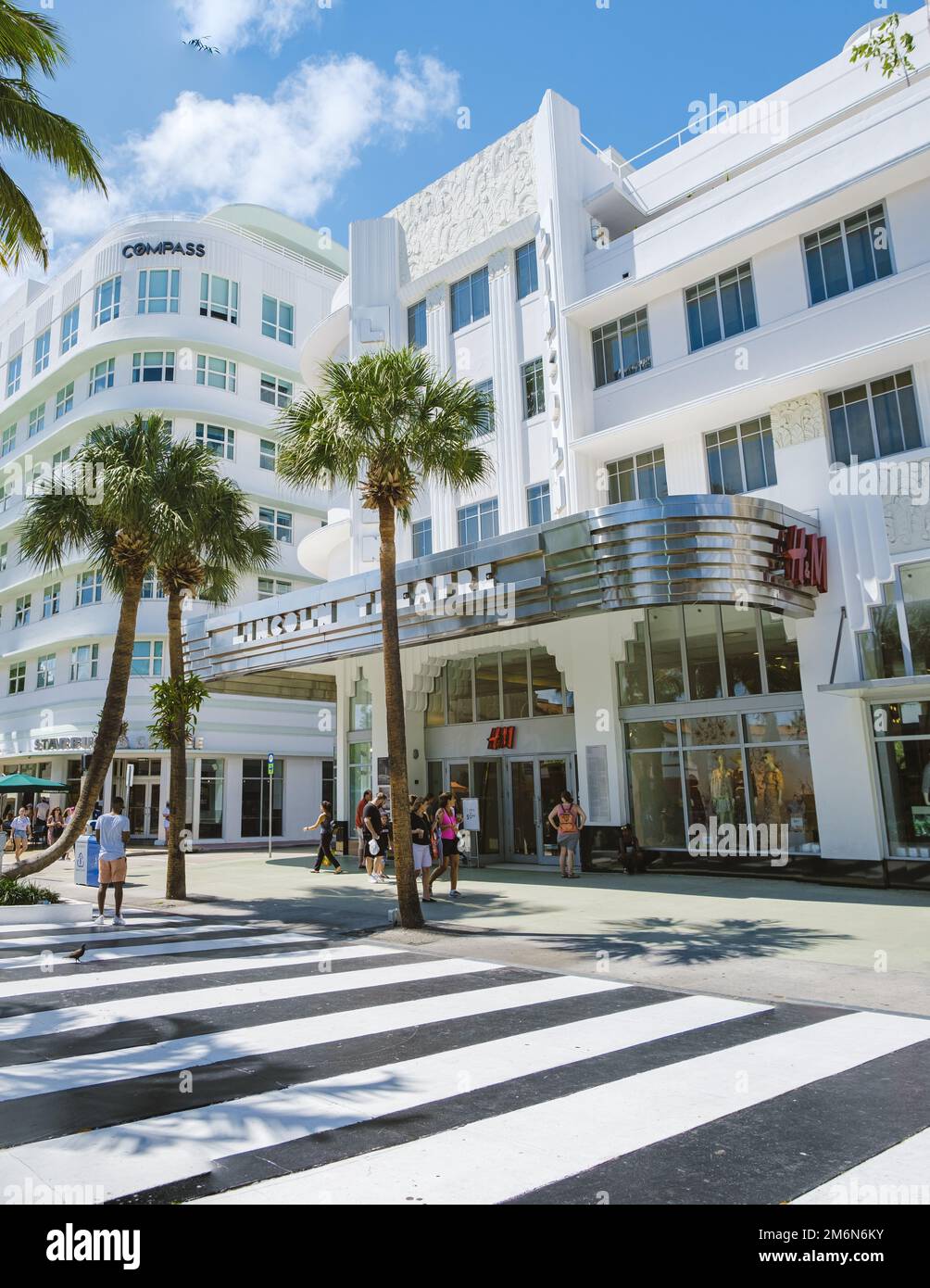 MIAMI BEACH - 30. April 2019: Wunderschöne Lincoln Road mit H M Shop. HM-Shop an der Einkaufsstraße Stockfoto