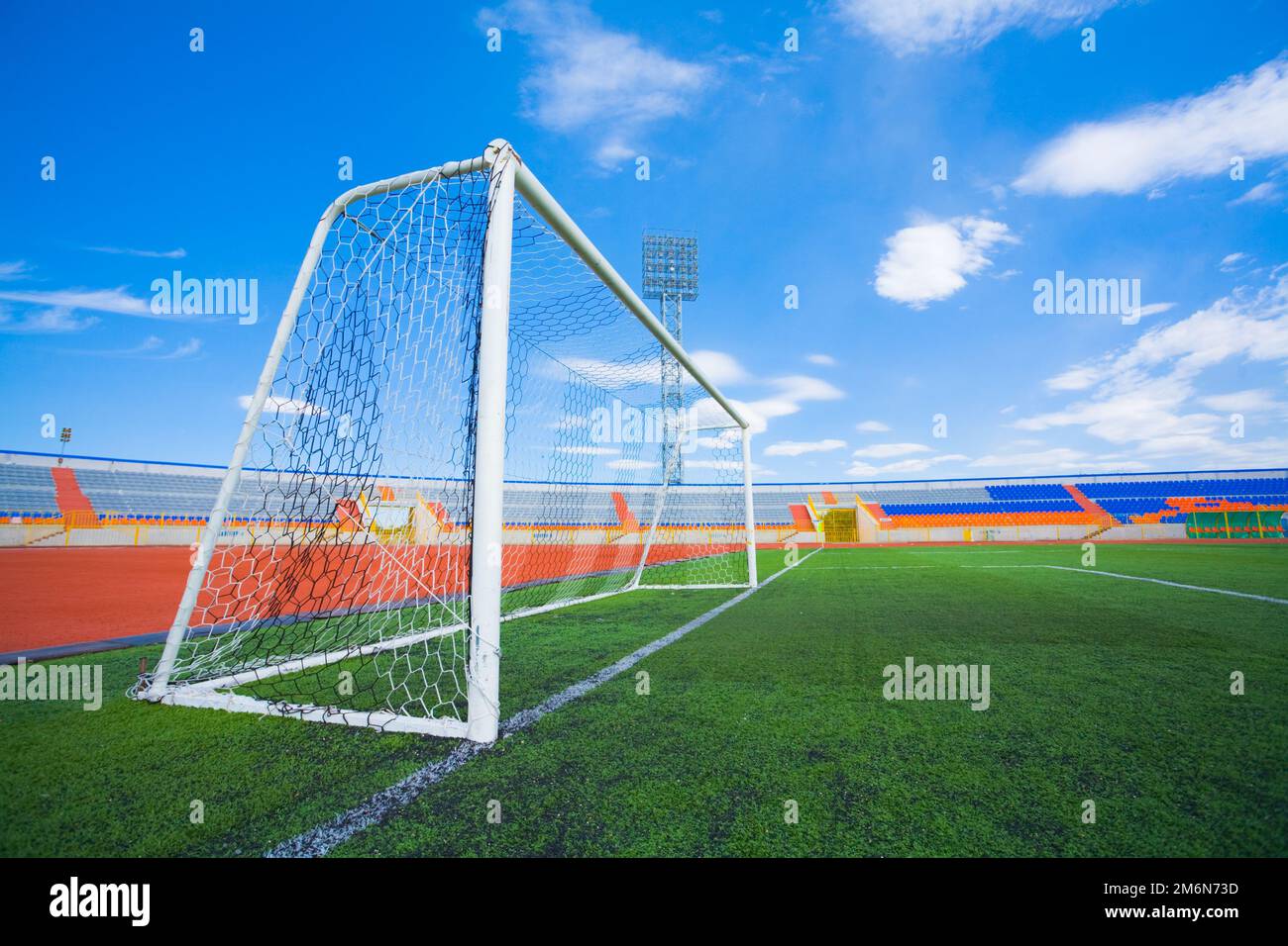 STADION - Fußballfeld mit Tor und tablo am blauen Himmel Stockfoto