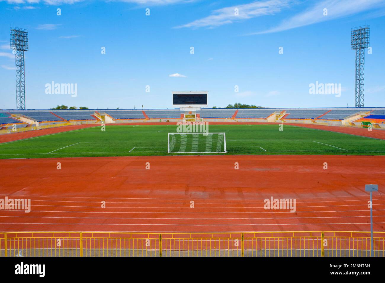 STADION - Fußballfeld mit Tor und tablo am blauen Himmel Stockfoto