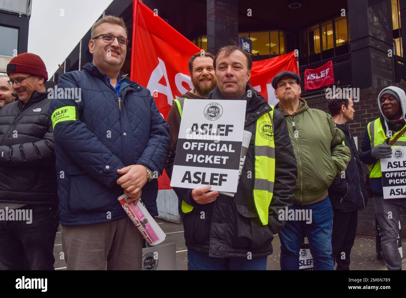 London, Großbritannien. 5. Januar 2023 ASLEF-Mitglieder (Associated Society of Locomotive Engineers and Firemen) stehen an der Streikpostenlinie vor Euston Station, während die Zugführer weitere Streiks über das Gehalt führen. Kredit: Vuk Valcic/Alamy Live News Stockfoto