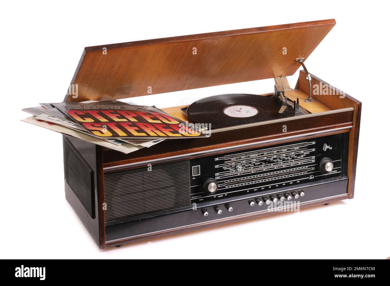 Klassischer Schallplattenspieler auf weißem Hintergrund Stockfoto