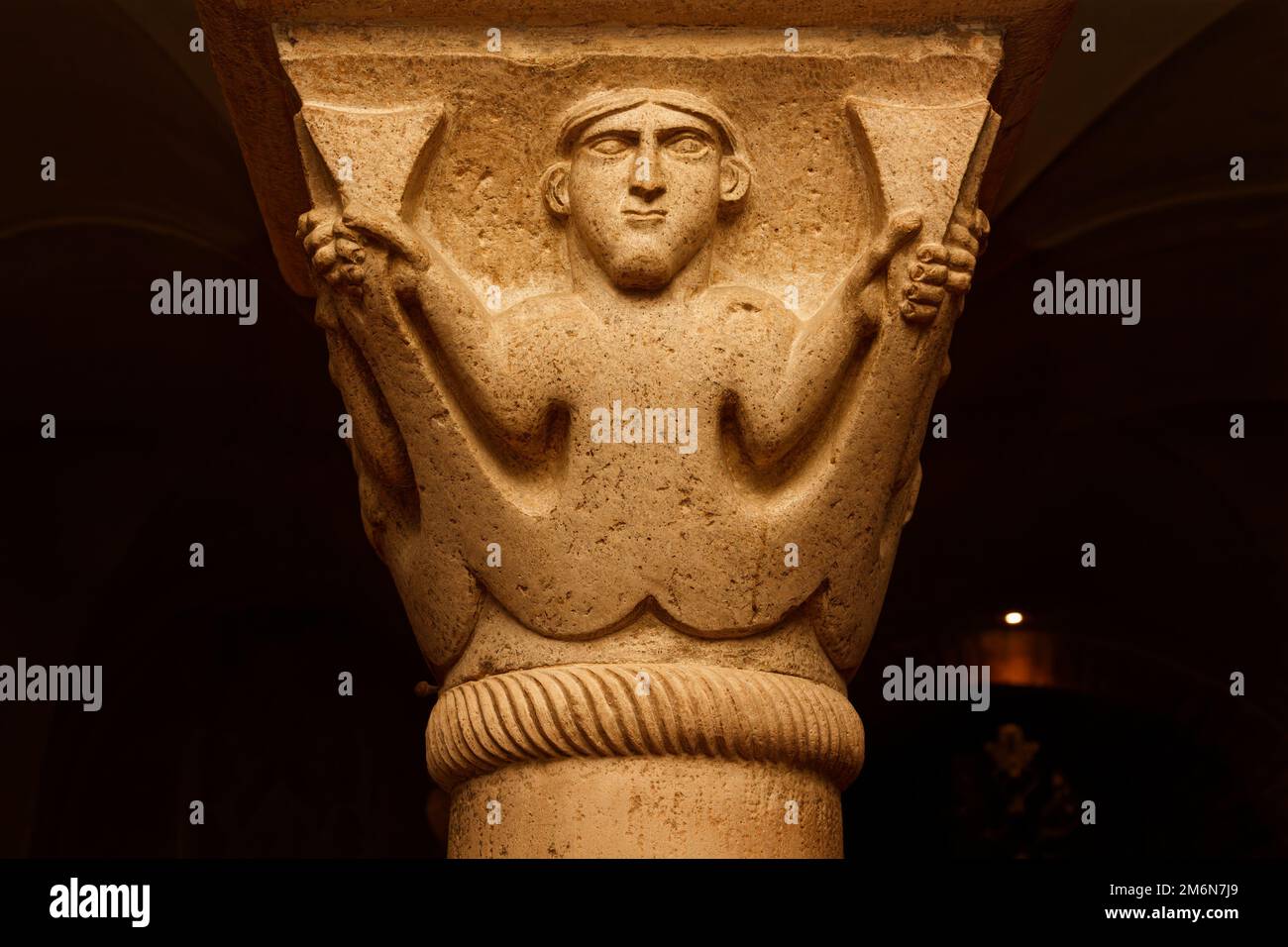 Eine seltene männliche Sirene - Details der Hauptstadt im romanischen Stil (Ende des 11. Jahrhunderts) in der Krypta - Modena Kathedrale, Italien Stockfoto