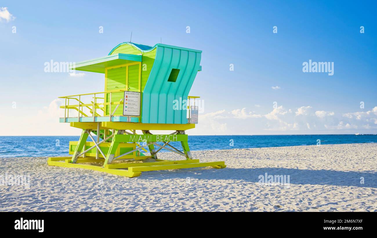 Strandhütte am Strand in Miami Florida, farbenfrohe Hütte am Strand bei Sonnenaufgang Miami Beach Stockfoto