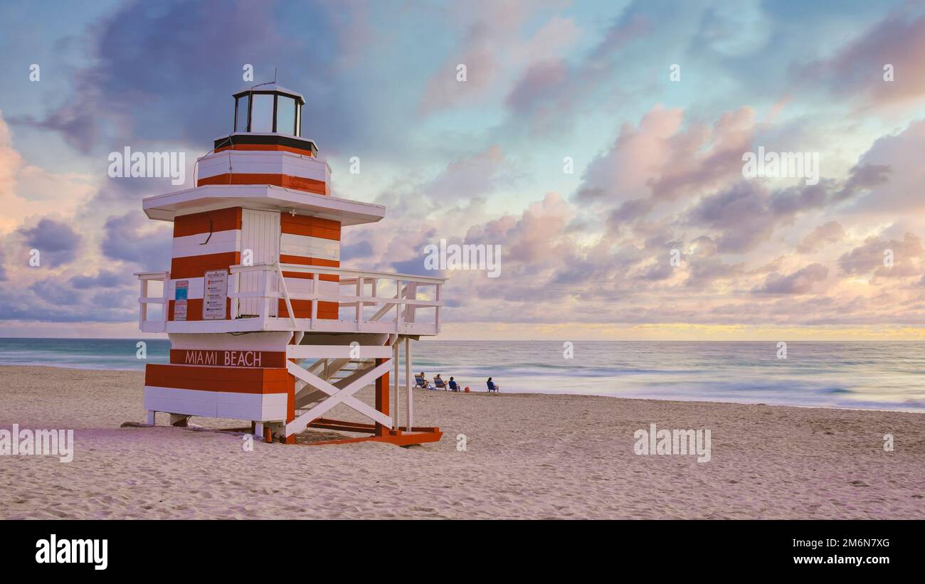 Strandhütte am Strand in Miami Florida, farbenfrohe Hütte am Strand bei Sonnenaufgang Miami Beach Stockfoto