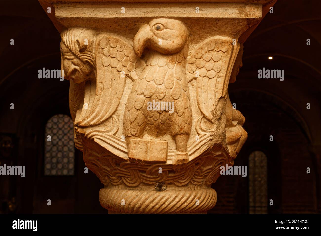 Geflügelter Adler, Symbol des Heiligen Johannes, Detail der Hauptstadt in der Krypta, die die vier Evangelisten (Ende des 11. Jahrhunderts) darstellt - Modena Kathedrale, Italien Stockfoto