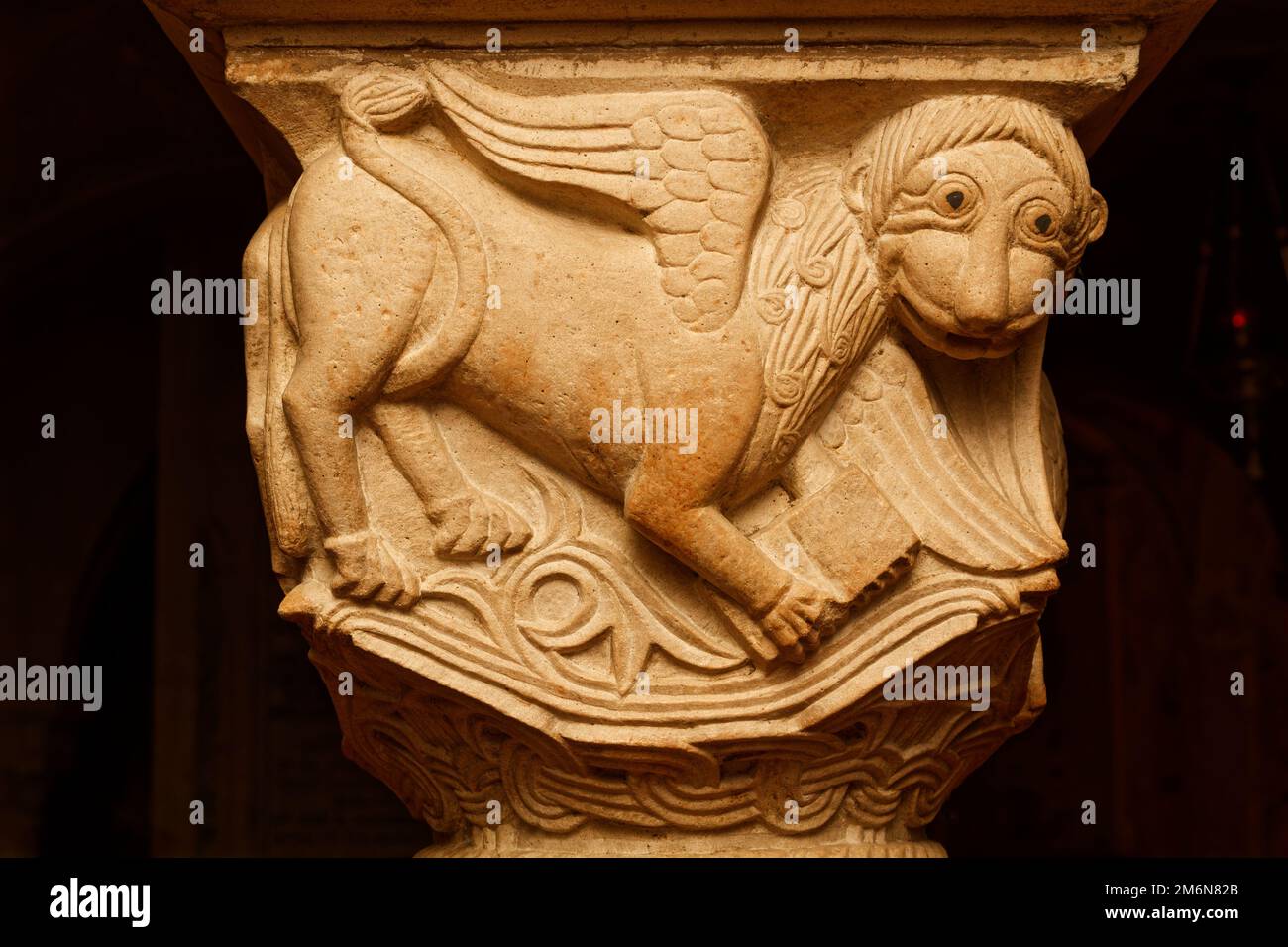 Geflügelter Löwe, Symbol des Heiligen Markus, Detail der Hauptstadt in der Krypta, die die vier Evangelisten (Ende des 11. Jahrhunderts) darstellt - Modena Kathedrale, Italien Stockfoto