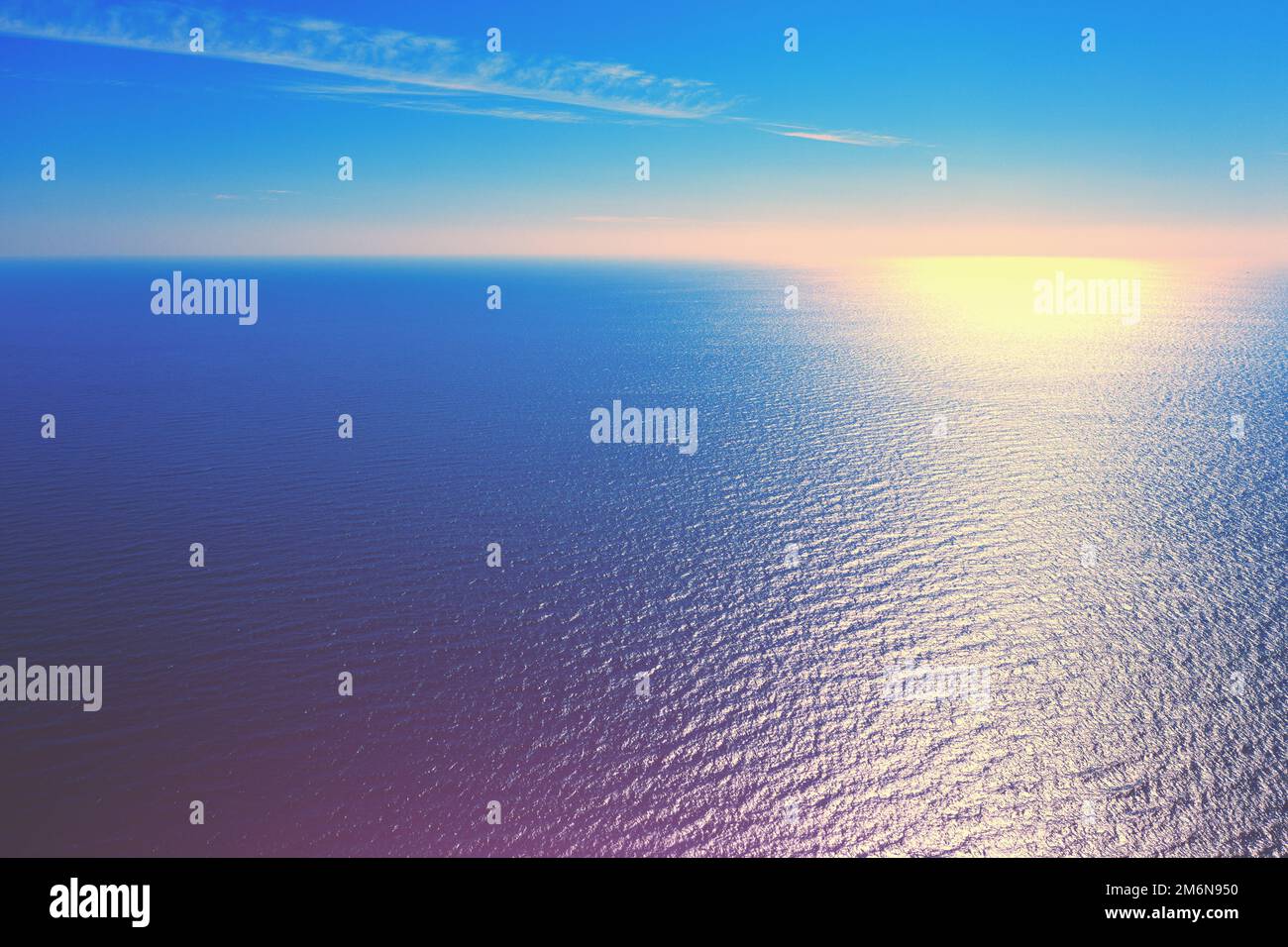 Seascape am frühen Morgen. Sonnenaufgang über dem Meer. Naturlandschaft Stockfoto