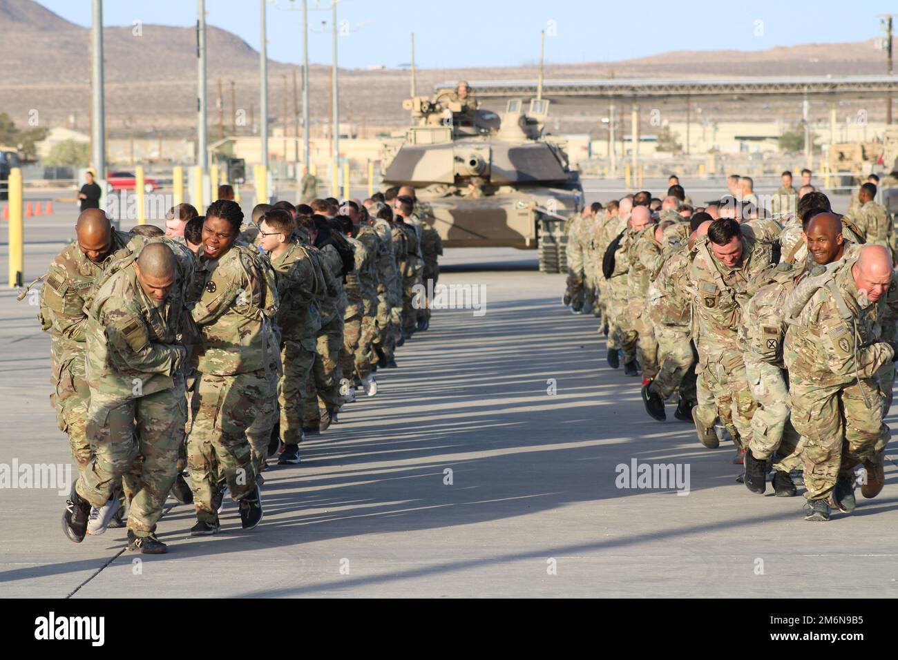 Soldaten der Einsatzgruppe, National Training Center, ziehen am 2. Mai einen Abrams-Panzer in Fort Irwin, Kalifornien, während der Desert Warrior Week. Stockfoto