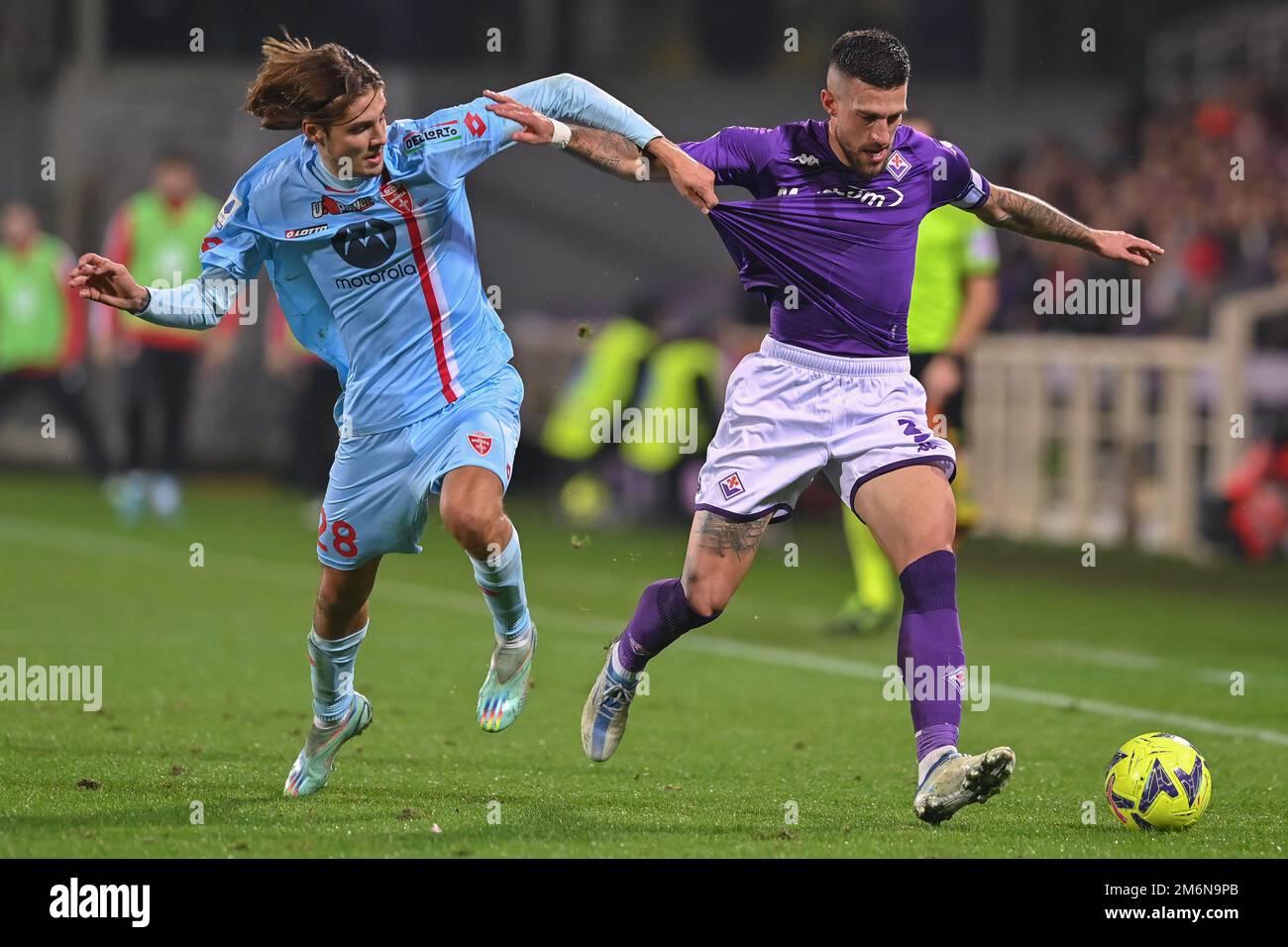 Cristiano Biraghi (ACF Fiorentina) und Andrea Colpani (AC Monza) beim