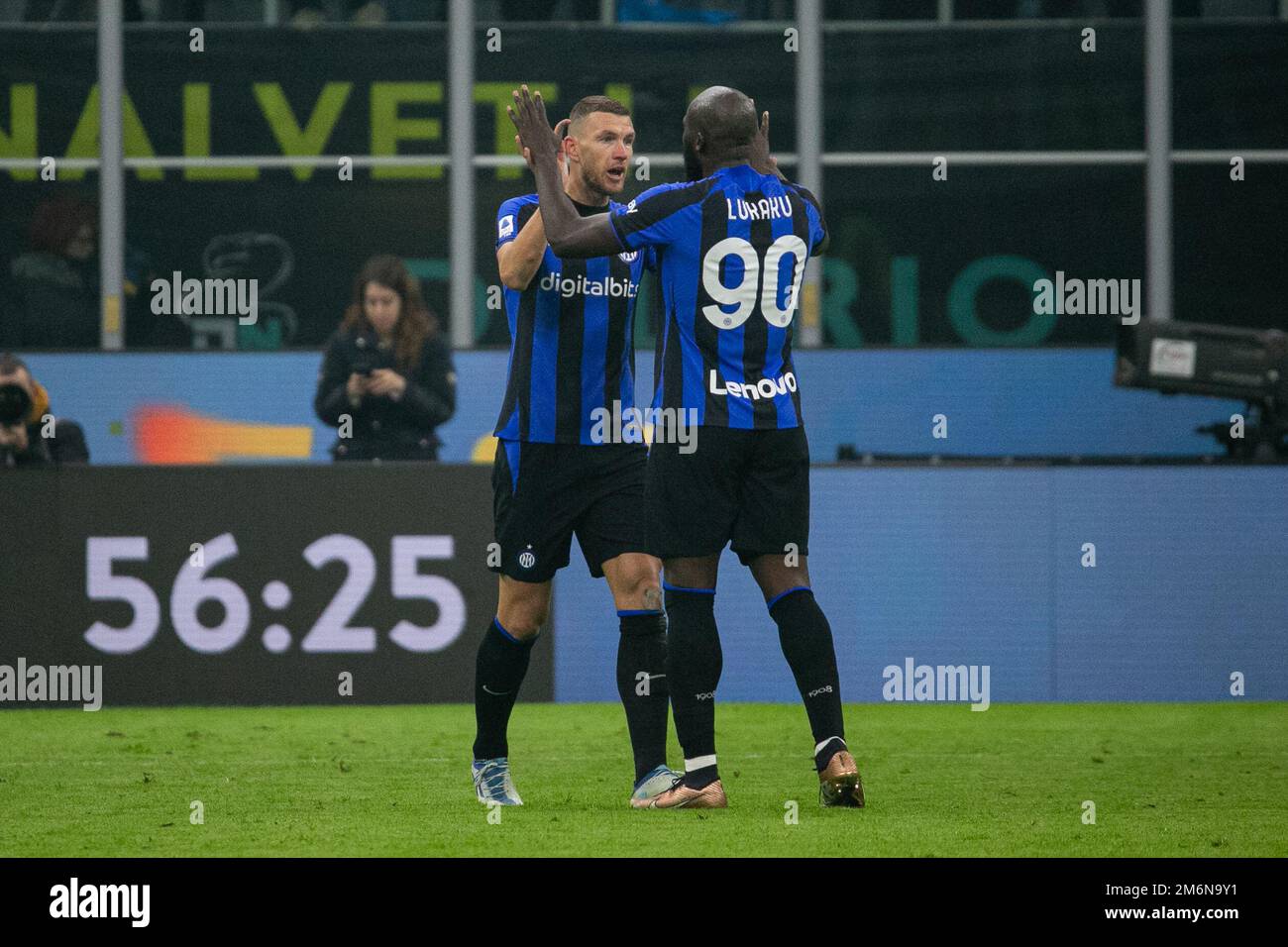 Mailand, Italien - januar 4 2023 - Inter vs Napoli Serie A - dzeko edin F.C. Internazionale feiert das Tor 1-0 mit lukaku Credit: Christian Santi/Alamy Live News Stockfoto