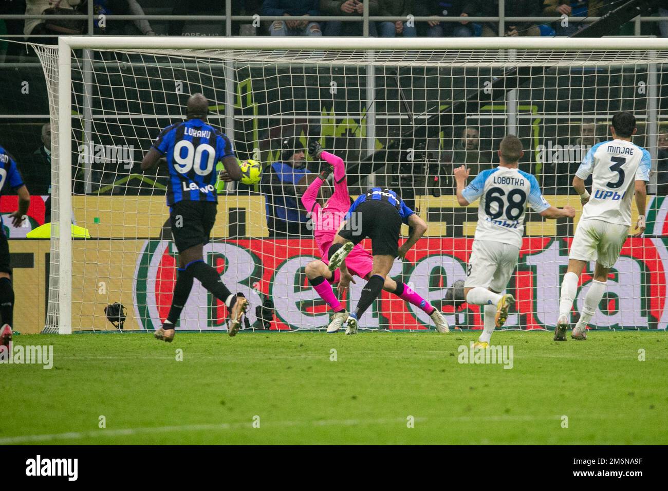 Mailand, Italien - januar 4 2023 - Inter vs Napoli Serie A - dzeko edin F.C. Internazionale erzielt Ziel 1-0 Kredit: Christian Santi/Alamy Live News Stockfoto