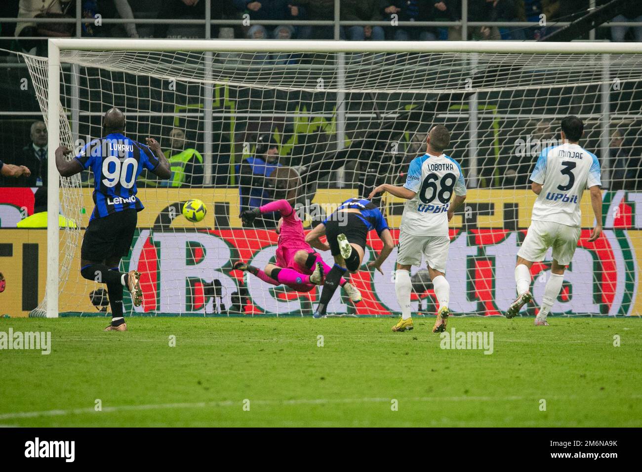 Mailand, Italien - januar 4 2023 - Inter vs Napoli Serie A - dzeko edin F.C. Internazionale erzielt Ziel 1-0 Kredit: Christian Santi/Alamy Live News Stockfoto