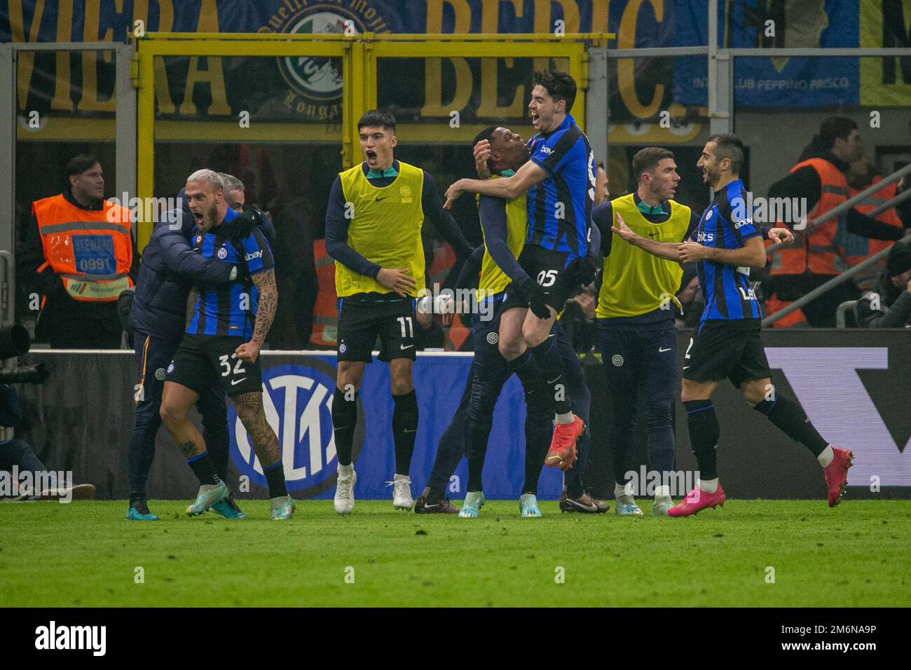 Mailand, Italien - januar 4 2023 - Inter vs Napoli Serie A - dzeko edin F.C. Internazionale erzielt Ziel 1-0 Kredit: Christian Santi/Alamy Live News Stockfoto