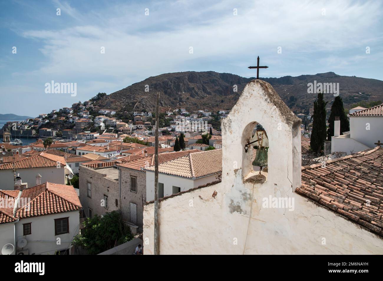 Orthodoxe Kirche in kleiner mediterraner Stadt in der Nähe Stockfoto