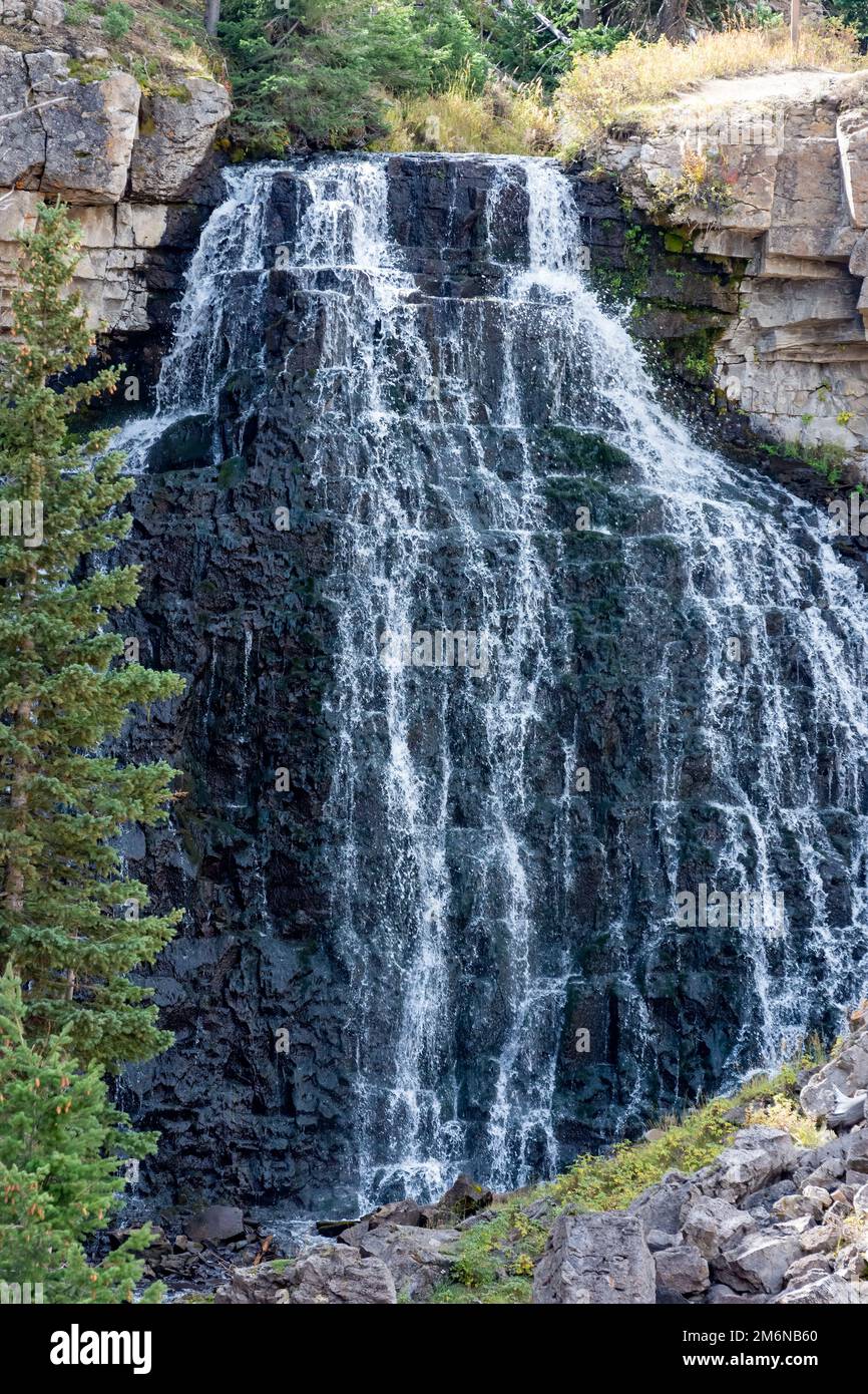 Rustikal-Wasserfall - Wasserfall entlang Glen Creek in der Nähe von Mammoth Hot Springs Stockfoto